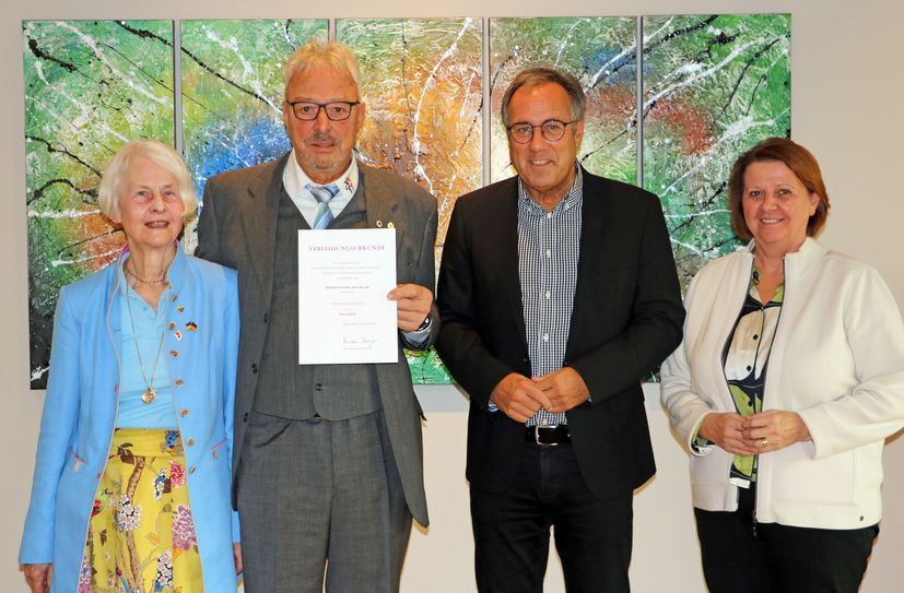 Landrat Gregor Eibes (2.v.r.) überreichte die Ehrennadel des Landes an Peter Siegmund (2.v.l.). Die erste Beigeordnete der Stadt Wittlich Elfriede Meurer (r.) und Katrin Bornmüller für die IGFM (l.) gratulierten zur Auszeichnung.