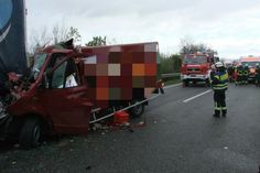 Nach dem Zusammenprall mit einem liegengebliebenen Lkw musste der Fahrer eines Transporters mit schwerem Gerät befreit werden.