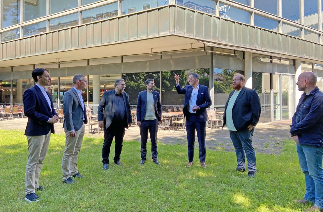 Innenminister Michael Ebling (3. v. r.) im Gespräch mit den Intendanten Manfred Langner (3. v. l.), Lajos Wenzel (l.) und Kulturdezernent Markus Nöhl (2. v. r.) sowie weiteren Beteiligten im Theatergarten.