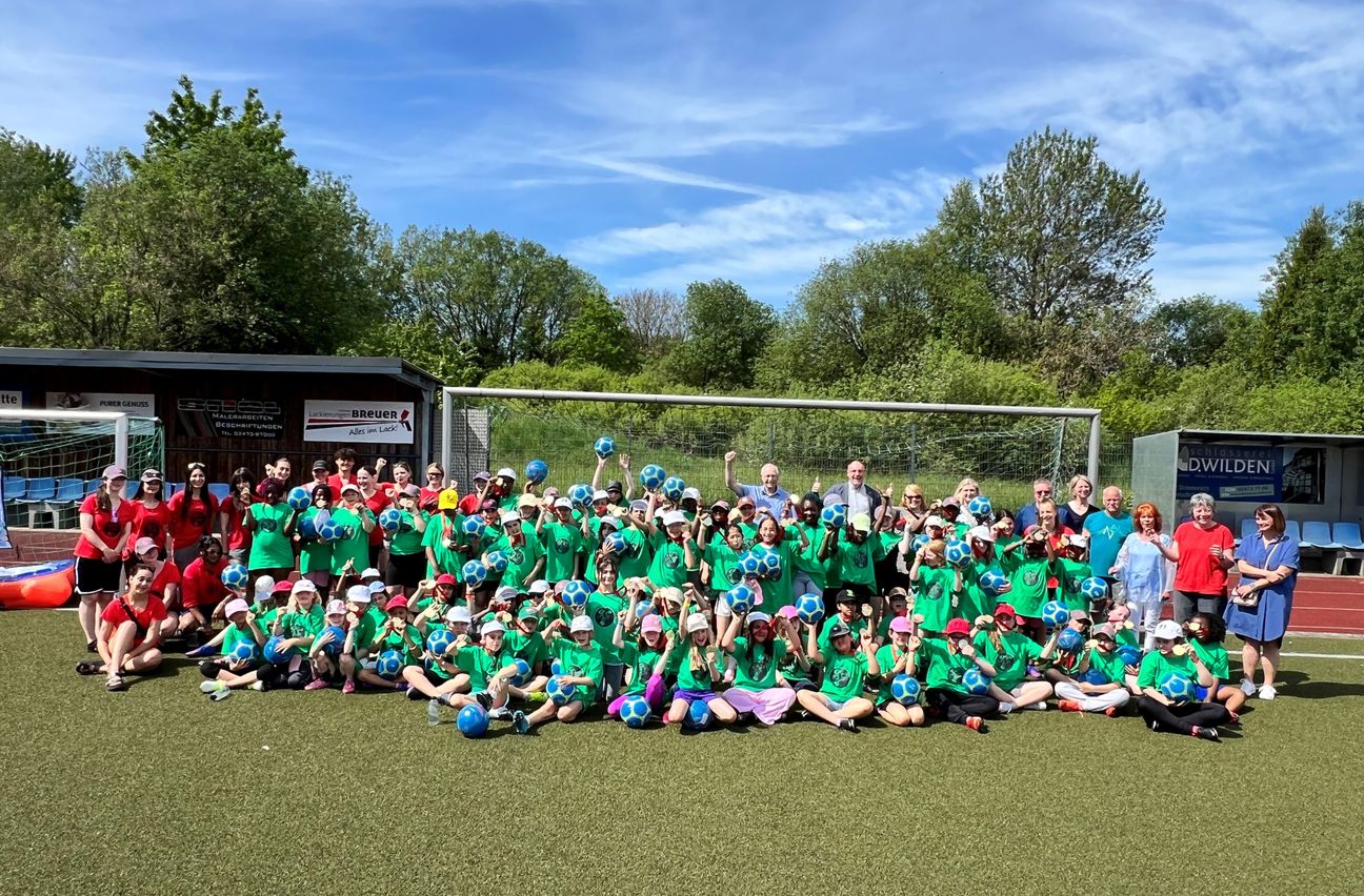 80 junge Mädchen aus dem Aachener Stadtgebiet suchen einmal jährlich die Ruhe und Geborgenheit des Mädchen-Fußballcamps auf, um sich sportlich und sozial entfalten zu können. Dafür bietet der Kunstrasenplatz an der Sekundarschule in Simmerath die perfekten Rahmenbedingungen.
