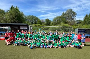 80 junge Mädchen aus dem Aachener Stadtgebiet suchen einmal jährlich die Ruhe und Geborgenheit des Mädchen-Fußballcamps auf, um sich sportlich und sozial entfalten zu können. Dafür bietet der Kunstrasenplatz an der Sekundarschule in Simmerath die perfekten Rahmenbedingungen.