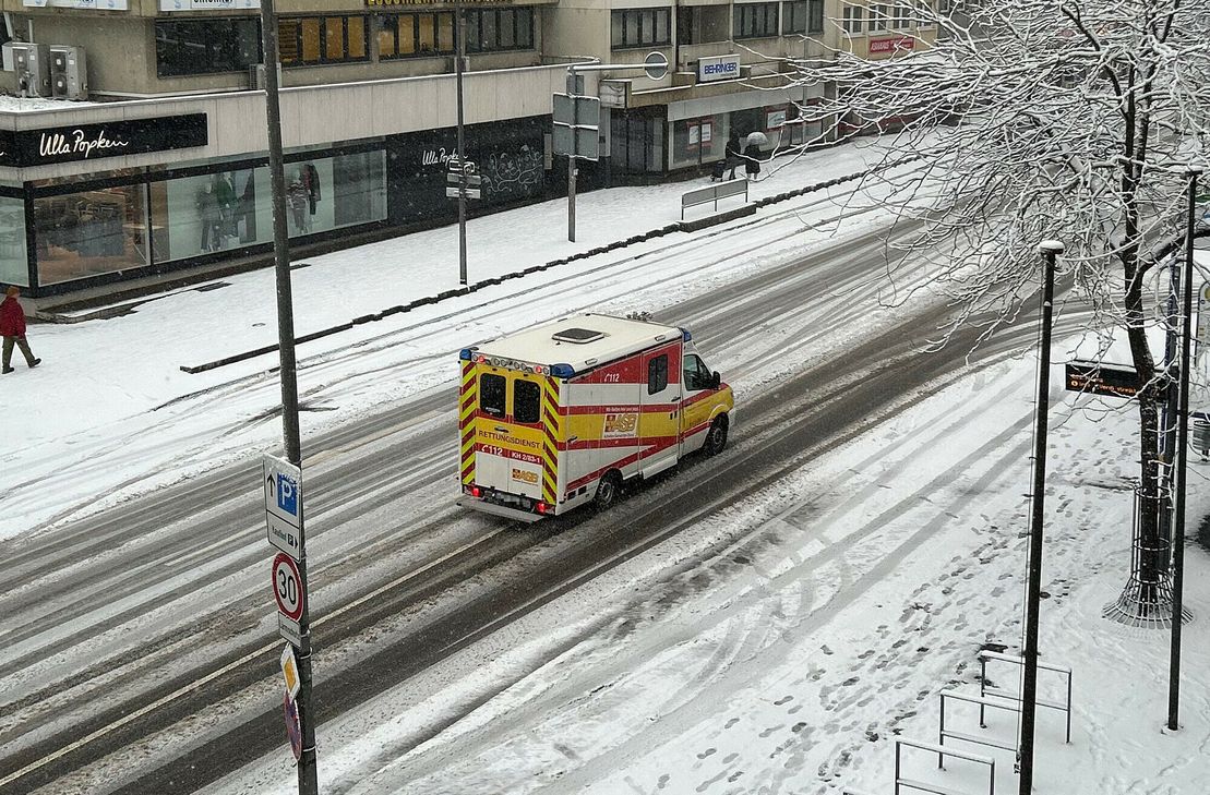 Schnee und Eis sorgten in der Nacht für mehrere Unfälle. Ursache in allen Fällen: Nicht angepasste Geschwindigkeit. Glücklicherweise blieb es bei Blechschäden.
