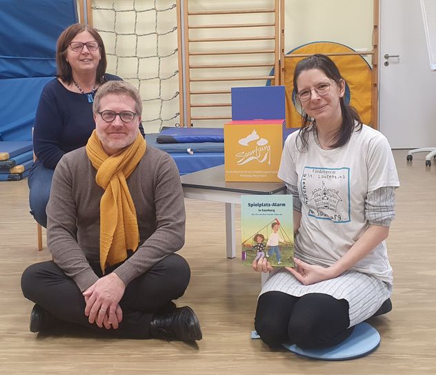 Inge Oswald, Stadtbürgermeister Andreas Reymann und Carina Pytlik vom Förderverein der Grundschule St. Laurentius e. V. mit der Meinungsbox nach der Lesung mit den Kindern in der Kita St. Laurentius Saarburg. 

  

Foto: Sandra Gehlen