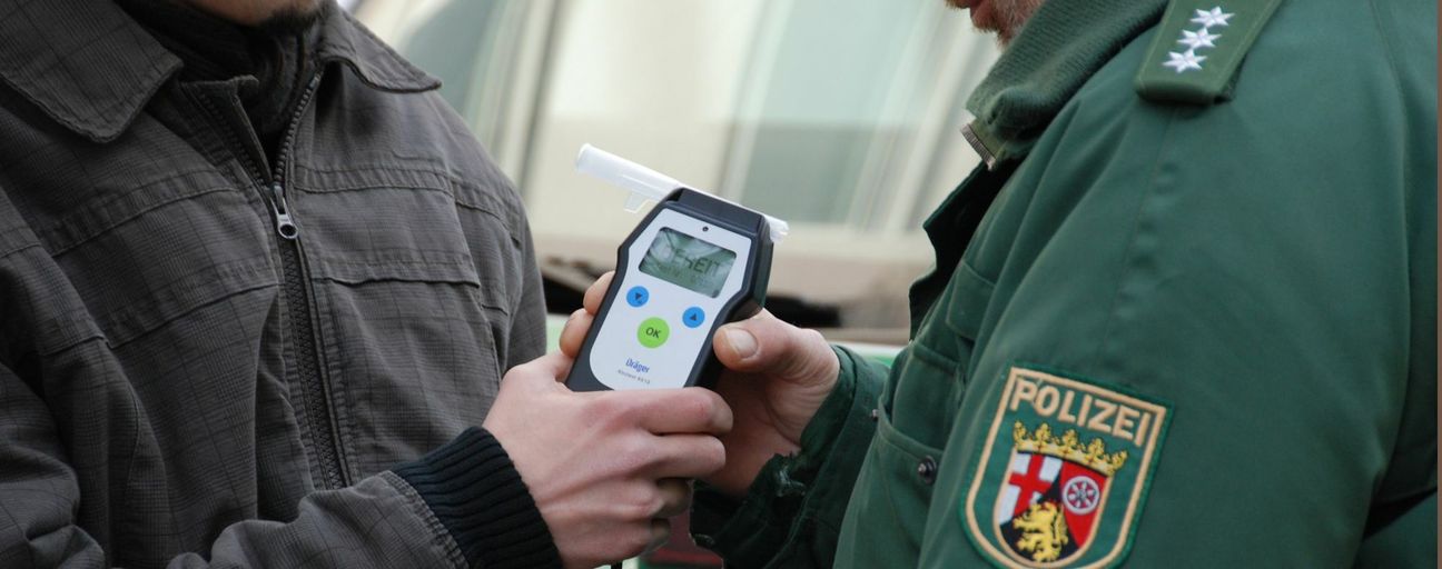 Ein Atemalkoholtest beim Unfallfahrer ergab einen Wert von 2,21 Promille.