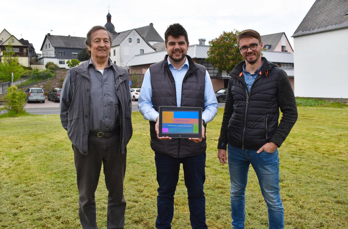 Gerhard Wust, Jan Wiersch und Jan Vogt auf der freien Baufläche direkt gegenüber der Bürgerhalle. Hier soll der Dorfladen potentiell seinen Standort haben.