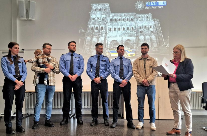 Die Beamtinnen und Beamten bei der Ehrung durch Polizeipräsidentin Anja Rakowski.