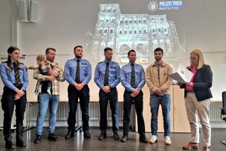 Die Beamtinnen und Beamten bei der Ehrung durch Polizeipräsidentin Anja Rakowski.