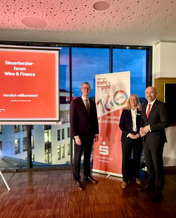 Guido Mombauer, Vorstandsvorsitzender der Kreissparkasse Ahrweiler, heißt alle Teilnehmer willkommen.