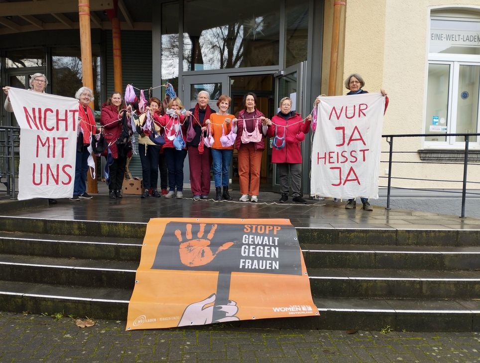 Am 25. November, dem Tag gegen Gewalt an Frauen, zeigte das Weltladenteam vor dem Laden noch einmal Flagge.