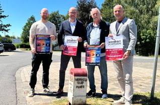 Kulturkreis-Geschäftsführer Christopher Albrecht, Bürgermeister Jorma Klauss, Kulturmacher Norbert Siebertz und Sponsor Achim Diewald (Westenergie) freuen sich auf Weingenuss und rokcige Töne auf dem Roetgener Wervicq-Platz.