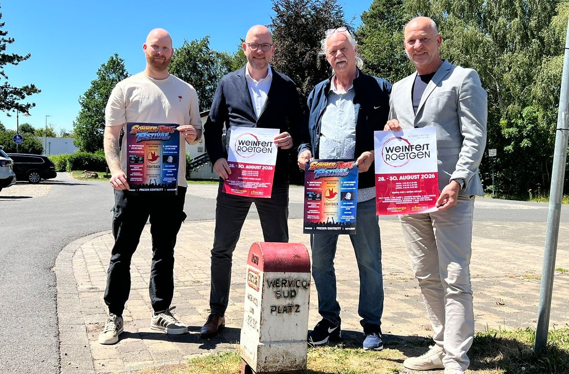 Kulturkreis-Geschäftsführer Christopher Albrecht, Bürgermeister Jorma Klauss, Kulturmacher Norbert Siebertz und Sponsor Achim Diewald (Westenergie) freuen sich auf Weingenuss und rokcige Töne auf dem Roetgener Wervicq-Platz.