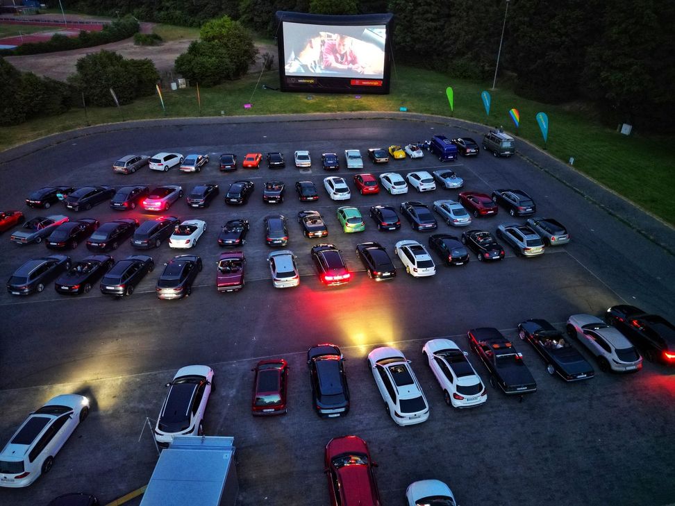 Je rund 100 Fahrzeuge waren beim Open Air-Filmvergnügen auf dem Parkplatz der Kyrau dabei.