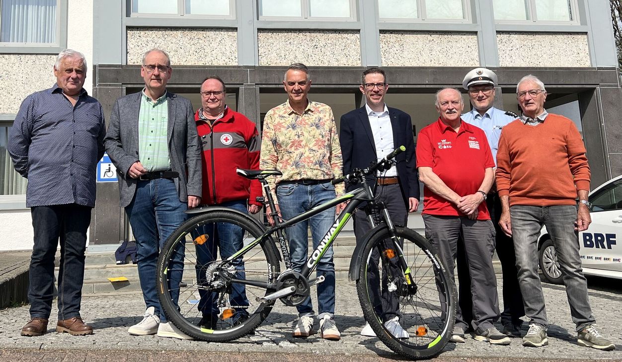 Sie stellten den Verlauf des 56. Triptyque Ardennais im Rathaus Hellenthal vor (v.li): Christian Lebeau, Wilfried Knips, Achim Steffens, Rudolf Westerburg, Klaus Reiferscheid, Ignaz Halmes, Achim Richenzhagen und Georges Sauvage.