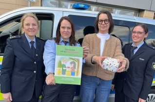 Stellten in Mechernich gemeinsam die Kinderfibel »Tom und Ada und das Glückskästchen« vor:  Polizeidirektorin Gabriele Mälchers (v. li.), Janina Keßeler, die die Fibel illustriert hat, Autorin Christiane Fährmann und Annika Meister, Leiterin der Verkehrsdirektion der Kreispolizeibehörde.  Auch eine Bastelanleitung für ein »Glückskästchen«, wie es Christiane Fährmann in Händen hält, ist Teil der Kinderfibel, die der Opferschutz der Verkehrspolizei einsetzen soll.