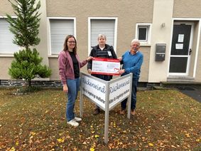 Bei der Spendenübergabe in der Trierer Landstraße in Wittlich (v. l.): Dipl.-Päd. Melanie Begon und Projektleiter Hans-Peter Pesch von Rückenwind sowie Robert Koch, 2. Vorsitzender von „wwh – wir wollen helfen e.V.“.