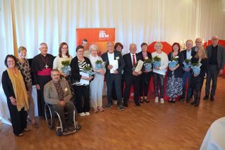Seit 15 Jahre ist das Projekt Rückenwind an der Seite von Angehöriger Inhaftierter. Dafür bedankten sich beim Team von Rückenwind (Mitte) im Rahmen einer Feierstunde (v.l.n.r.) Stefanie Löwen (SKM Diözesanreferentin), Ulrike Gödeke (SKM Bundesverband), Weihbischof em. Franz-Josef Gebert, Helmut Müller (SKM Diözesanvorsitzender), Thomas Reichert (2.v.r., Gefängnisseelsorger) und Ulrich Stinner (1.v.r. Bischöfliches Generalvikariat).