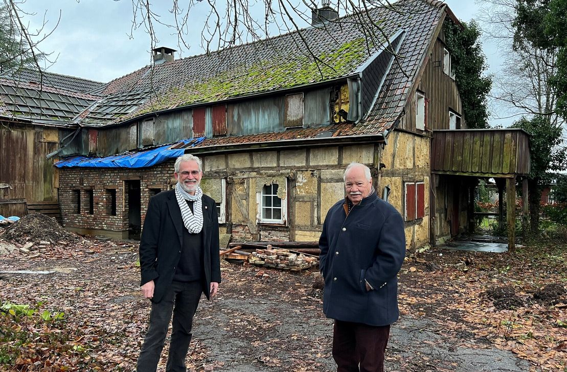 Bernhard Müller und Werner Cosler vor der alten Weberei, die zum Roetgener Bürgerhaus werden soll. Auf dem Weihnachtsmarkt werden Paten gesucht.