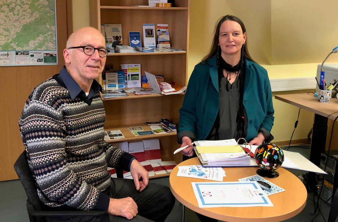 Jürgen Etzel, der stellvertretende Vorsitzende des Betreuungsvereins, mit Nadine Kreckel in den Räumen des Betreuungsvereins in Simmern.