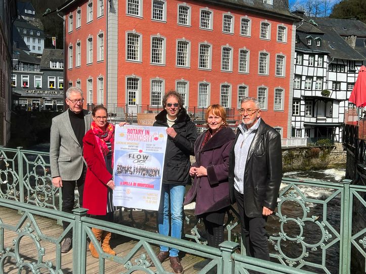 Rotary-Präsidentin Dr. Carola Braun (2.v.) freut sich mit Chorleiter Luc Nelissen (Mitte) und dem Organisationsteam um Thomas Zehnpfennig, Jaqueline Huppertz und Anthony Harvey auf das Benefizkonzert mit »Flow - dem A Capella Chor der Muiskschule Aachen« - vielen bekannt aus der WDR-Sendung »Bester Chor im Westen«.