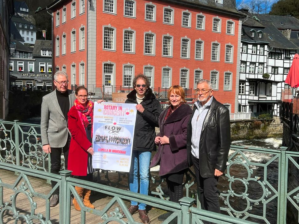 Rotary-Präsidentin Dr. Carola Braun (2.v.) freut sich mit Chorleiter Luc Nelissen (Mitte) und dem Organisationsteam um Thomas Zehnpfennig, Jaqueline Huppertz und Anthony Harvey auf das Benefizkonzert mit »Flow - dem A Capella Chor der Muiskschule Aachen« - vielen bekannt aus der WDR-Sendung »Bester Chor im Westen«.