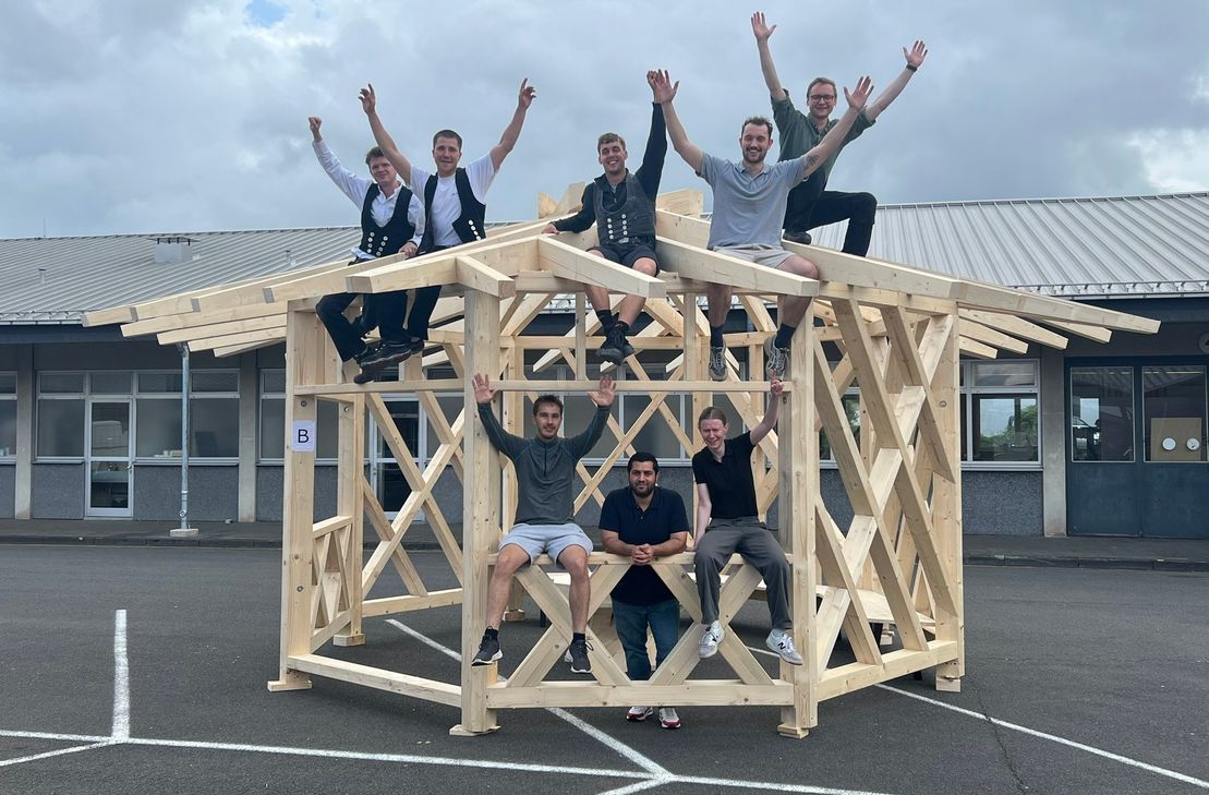 Diese Holzkonstruktion aus der Hand von Studierenden für »Holzingenieurwesen« an der FH Aachen wird ein Grillpavillon. Dieser wird von Handwerkern fertig ausgebaut und auf dem Gelände ddes BGZ in Simmerath errichtet.