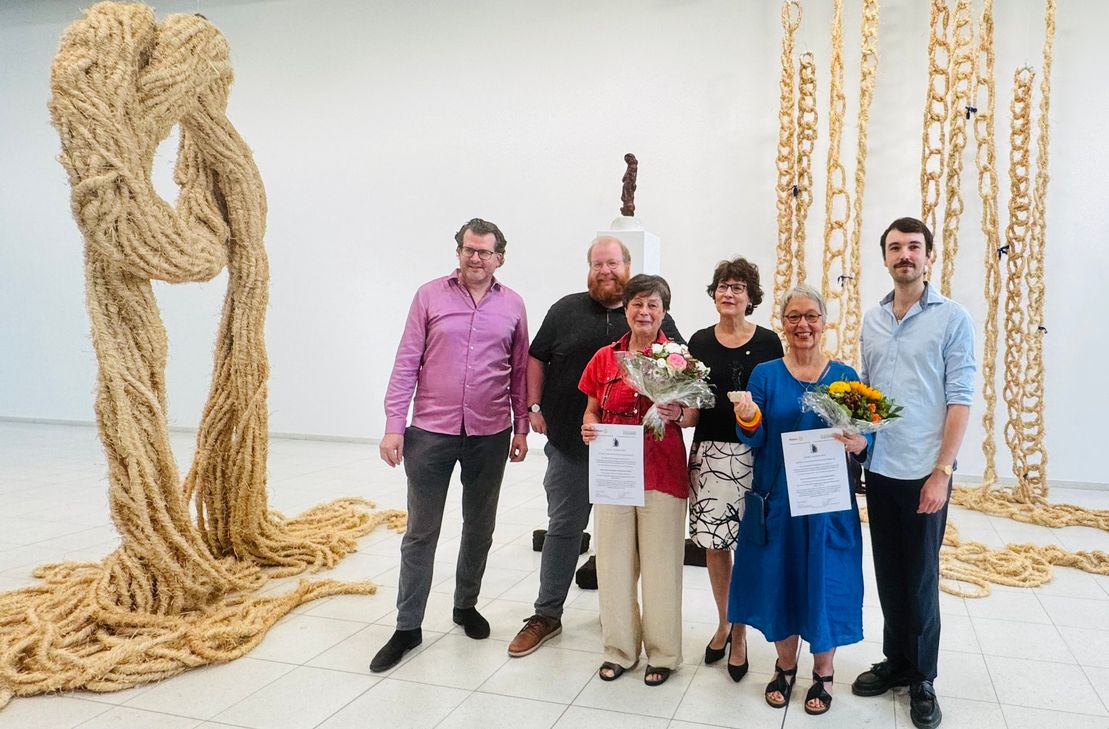 Vor den Werken der Preisträgerinnen: Der Leiter der Europäischen Kunstakademie Trier Simon Santschi, Kulturdezernent Markus Nöhl, Preisträgerin Barbara Guthy, Präsidentin RC Schweich Römische Weinstraße Vera Kölbel, Preisträgerin Anne Arend-Schulten und Jean Luc Caspers, Vorsitzender der Gesellschaft für Bildende Kunst e.V. Trier.