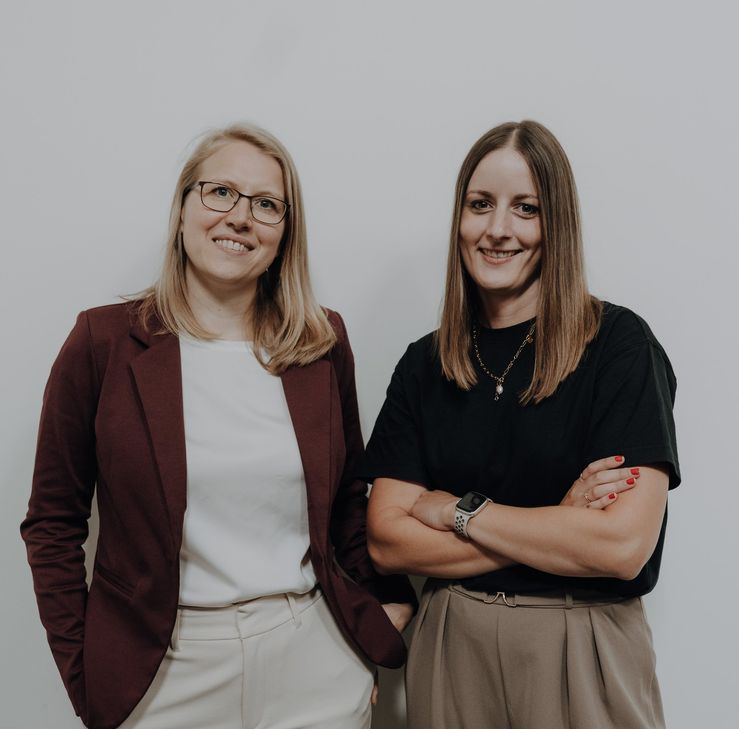 Kirstin Gaspers (links), Leiterin des Projekts "Junge Filiale", und Katharina Burg, Teilprojektleitung für Filialgestaltung, freuen sich bereits auf die Eröffnung der ersten Filiale für junge Leute der Sparkasse Trier in der Simeonstraße.