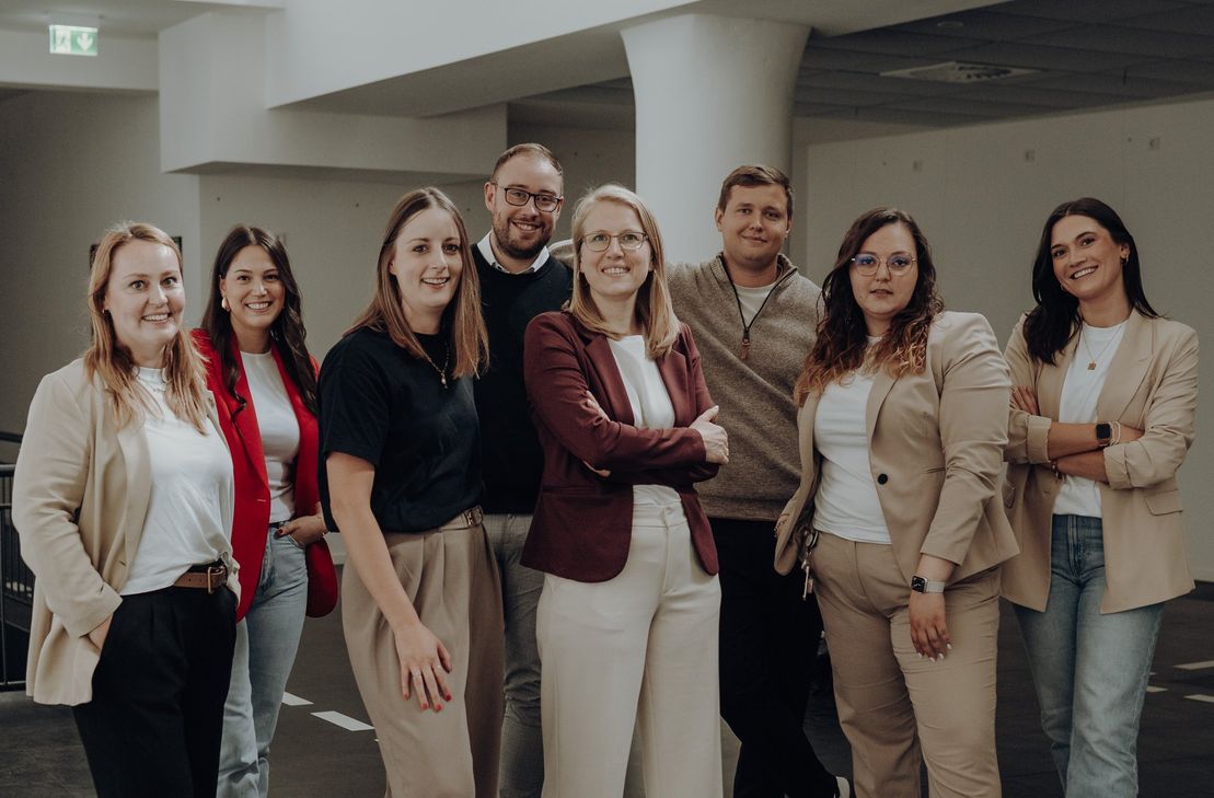 Das Projekt-Team des neuen Konzepts "Hey Spark" der Sparkasse Trier: Carolin Hegner, Zoe Willkomm, Katharina Burg, Lukas Botzet, Kirstin Gaspers, Marius Weidert, Michelle Weis, Eva Marder (v.l.n.r.).