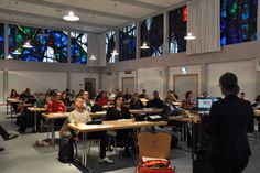 Dr. Jacqueline Staub, Juniorprofessorin für Informatik und ihre Didaktik an der Universität Trier, führt Lehrer in Informatik ein