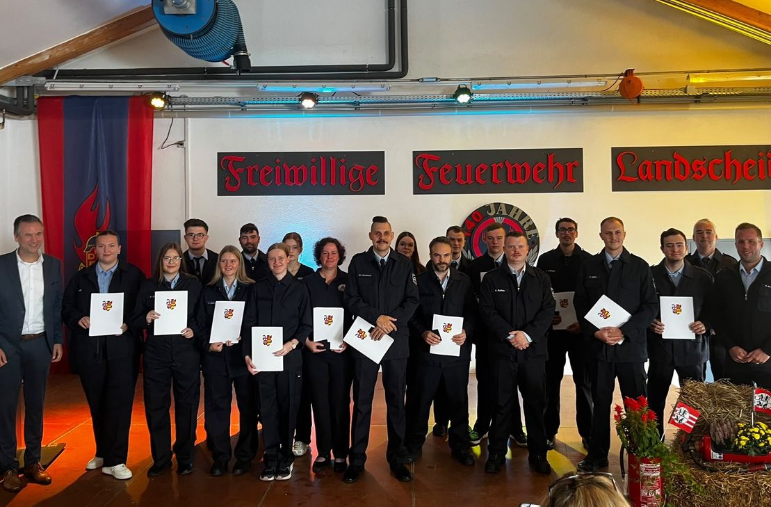 Verpflichtungen und Beförderungen zu Feuerwehrfrauanwärterinnen und
Feuerwehrmannanwärtern.