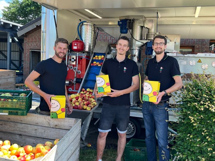 Alexander Giebler aus Eicherscheid, David Freichels aus Steckenborn und Philipp Weißhorn (v.l.) betreiben die mobile Mosterei »Saftmaxe« und ermöglichen das Pressen von eigenem Obst zu gesundem Apfelsaft.