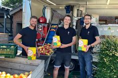 Alexander Giebler aus Eicherscheid, David Freichels aus Steckenborn und Philipp Weißhorn (v.l.) betreiben die mobile Mosterei »Saftmaxe« und ermöglichen das Pressen von eigenem Obst zu gesundem Apfelsaft.