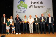 Die Abgesandten aus Bürvenich und Marmagen nahmen die Preise für ihre Golddörfer entgegen.