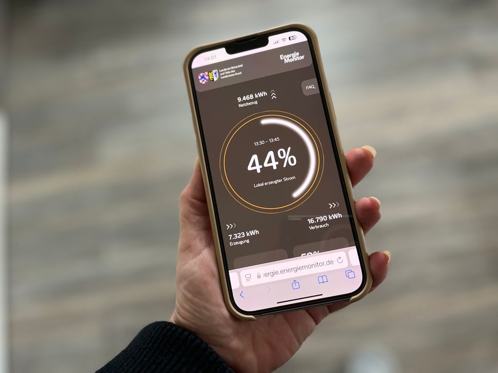 Egal ob am Computer-Monitor oder am Handy: Der neue OIE Energie-Monitor ermöglicht Einblicke in die Energiesituation in der Region.