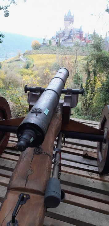Kanone „Emma“ mit Ausrichtung auf die Reichsburg.