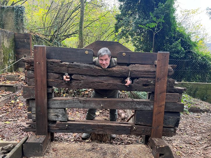 Dieses Schafott wurde noch mit einem Schild mit der Aufschrift „Keim Dekoration“ versehen – der Laden von Ludger Keims Urururgroßvater.