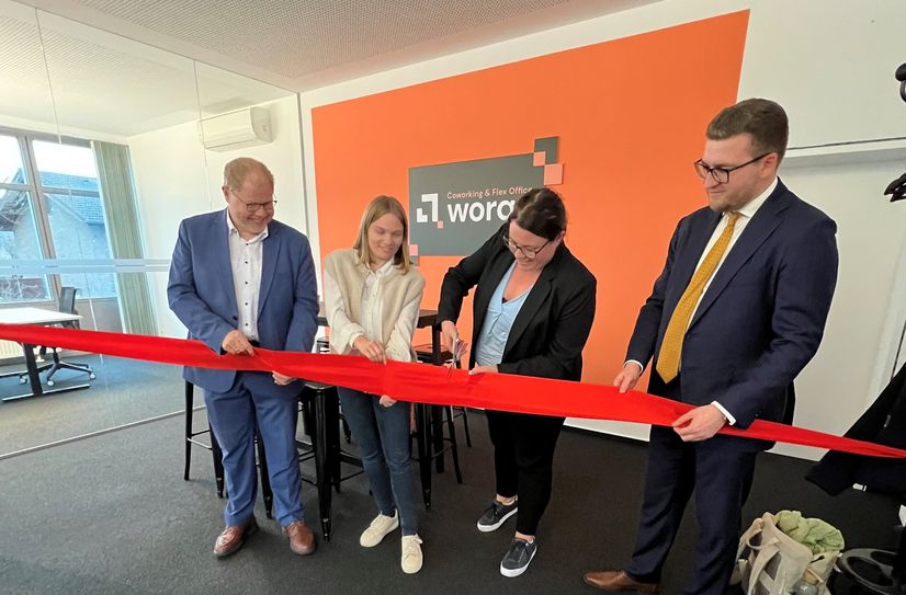 Eröffnung der Coworking-Räume in Vossenack (v.l.n.r.): Bürgermeister Stephan Cranen, worqs-Projektmanagerin Katharina Korte, COO-Claire Meyerratken und Florian Jülich, Prokurist der Raiffeisenbank Eifel eG.