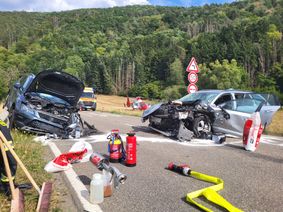 Ein schwerer Verkehrsunfall auf der B257 in Höhe des Ahrbogens in Ahrbrück erforderte am Montagnachmittag den gemeinsamen Einsatz von Polizei, Feuerwehr und Rettungsdienst.