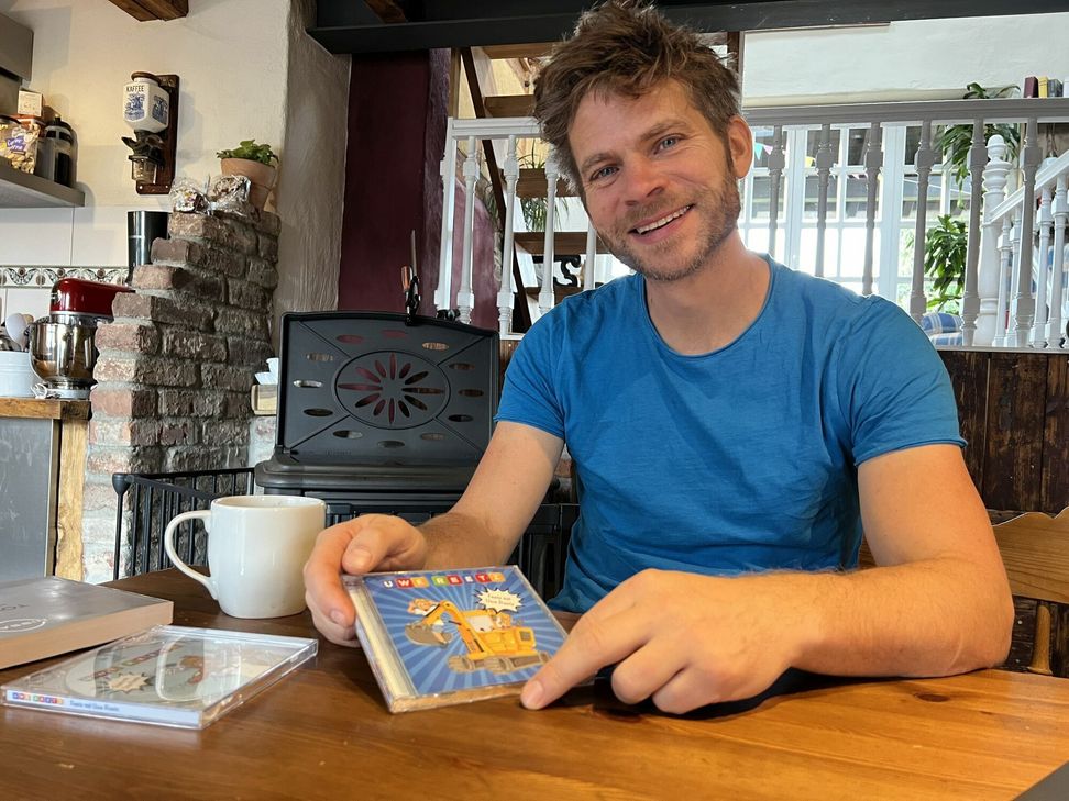 Die Freude ist ihm anzusehen: Uwe Reetz präsentiert zu seinem 20-jährigen Jubiläum als Kinderliedermacher seine neue CD »Feetz mit Uwe Reetz«.