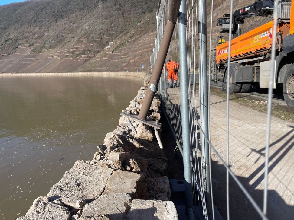 Ellenz-Poltersdorf. Heute Morgen  gegen 10:40 Uhr es bei ellenz-Poltersdorf zu einem Schiffsunfall. Ein zu Tal fahrendes Gütermotorschiff fuhr gegen die linke Ufer- bzw. Stützmauer gegenüber der Ortslage Briedern. Zur Unfallzeit war das Schiff nicht beladen. Somit kam es zur Beschädigung der Ufermauer im oberen Bereich über 15 Meter Länge. An dem Schiff entstand lediglich leichter Sachschaden. Der Unfallverursacher begann nach ersten Ermittlungen einen Fahrfehler in der Talfahrt aufgrund der Fehleinschätzung der örtlichen starken Strömungsverhältnisse bei erhöhtem Wasserstand. Es wurde niemand verletzt.