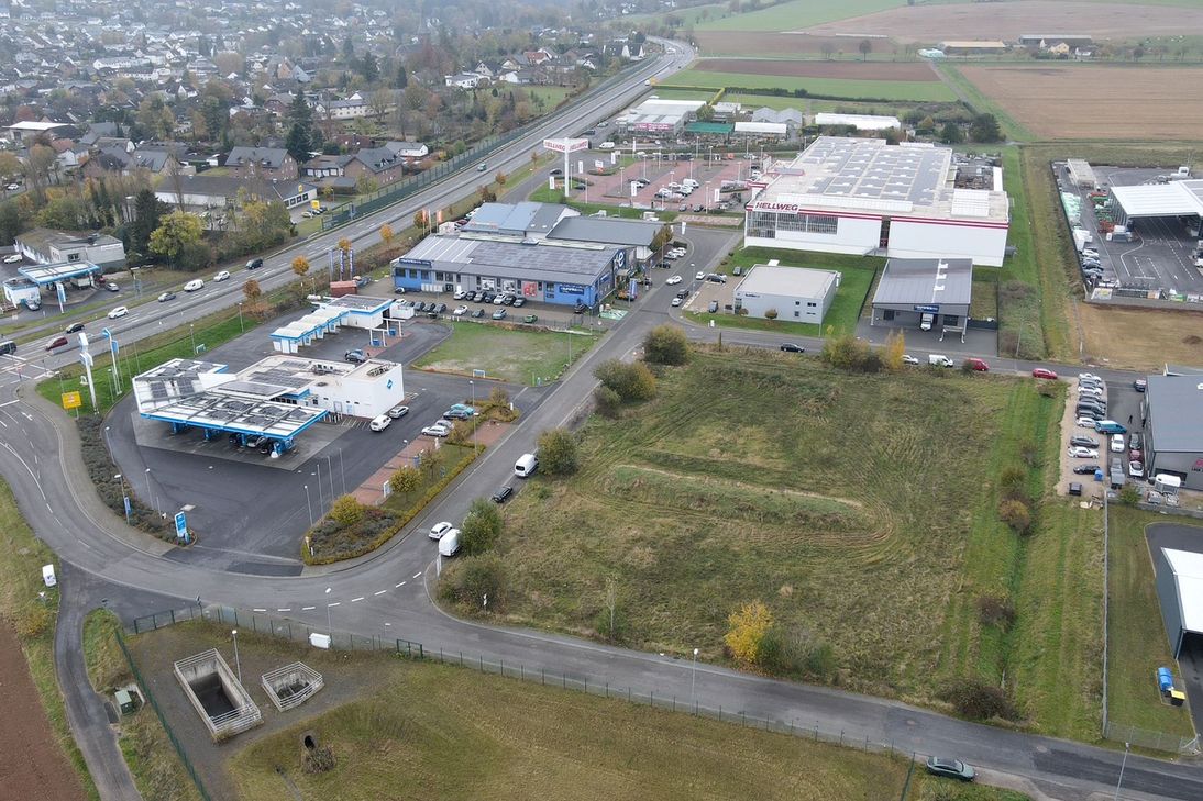 Das freie Grundstück neben der Aral-Tankstelle im Kommerner Gewerbegebiet Monzenbend hat McDonald’s für die Ansiedlung einer weiteren Filiale ins Auge gefasst. Foto: