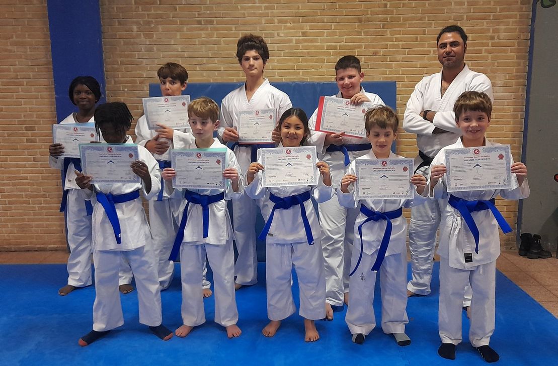 Die erfolgreichen Teilnehmer der Prüfung im Kickbox-Karate. Hintere Reihe v. l. n. r.: Elyon, Vincent, Anwar, Derek, Farhad; Vordere Reihe v. l. n. r.: Schadrac, Sam, Parmis, Adrian, Julian