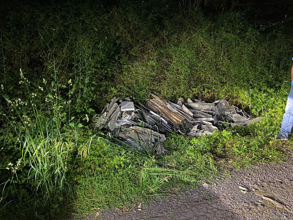 Am Wegrand wurden die Asbestplatten illegal entsorgt.
