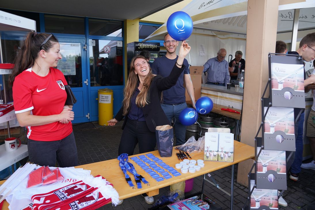Auch die Infostände der Sponsoren und der Fan-Shop des FC Bitburg wurden gerne besucht.