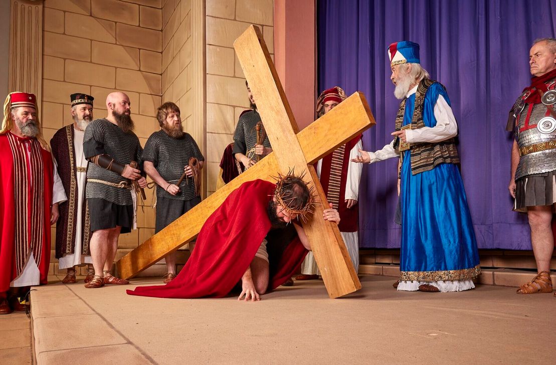 Beeindruckend und authentisch: Die Wintricher Passionsspiele haben eine lange Tradition. Durch die lange und intensive Probenarbeit soll eine nahezu realistische Darstellung erzielt werden, die im europäischen Passionsverband "Europassion" anerkannt ist. Über 200 Laien-Darsteller wirken mit.