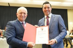 Aloysius Söhngen übergibt seinem Nachfolger Dr. Johannes Reuschen die Ernennungsurkunde zum Bürgermeister der Verbandsgemeinde Prüm.