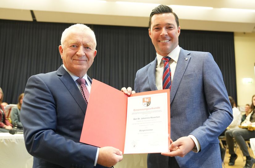 Aloysius Söhngen übergibt seinem Nachfolger Dr. Johannes Reuschen die Ernennungsurkunde zum Bürgermeister der Verbandsgemeinde Prüm.