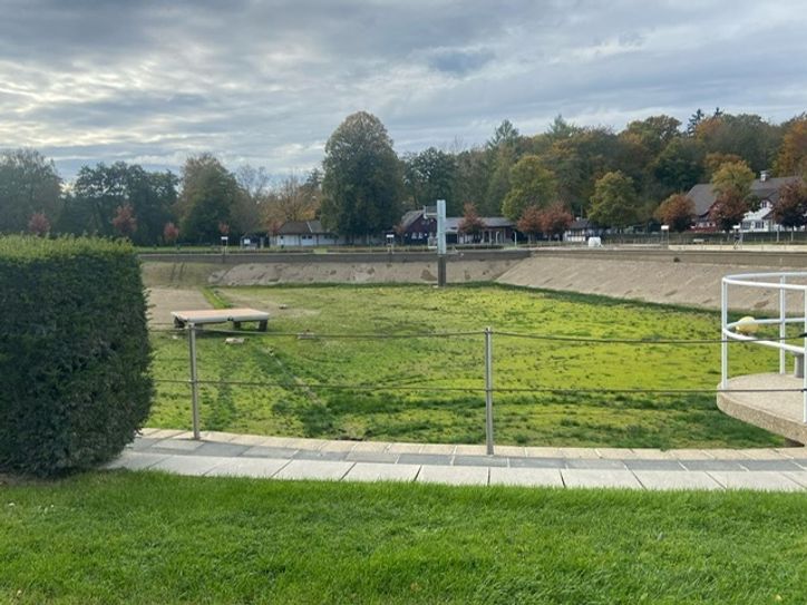 Auch das Waldfreibad, das durch das Talsperrenwasser gespeist wurde, ist seit der Flutkatastrophe 2021 leer.
