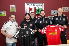 Die Vertragsverlängerung wurde besiegelt.