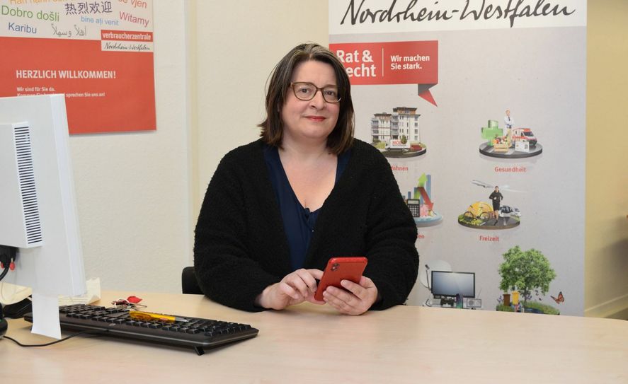 Monika Schiffer, Leiterin der Verbraucherzentrale Euskirchen, warnt, ebenso wie die Polizei, vor einer neuen Betrugsmasche mit vermeintlichen Paket-SMS. Foto: Scholl